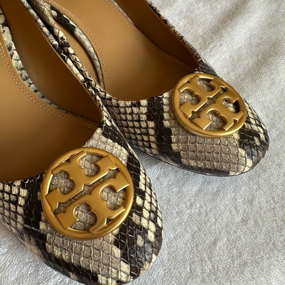 Tory Burch snakeskin embossed Chelsea pump - Picture 3 of 5